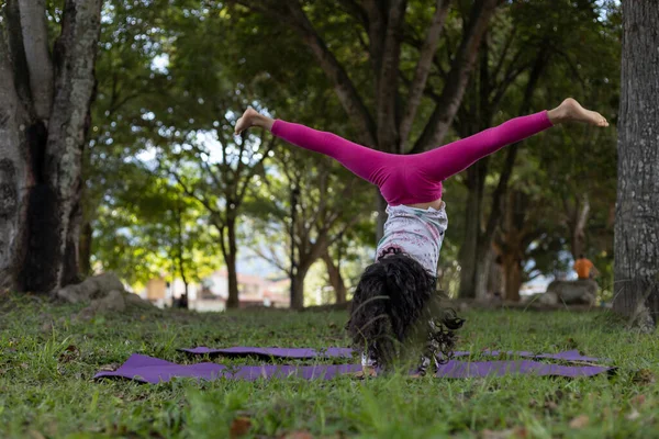 Latinamerikansk Flicka Som Har Roligt Parken Gör Gymnastiska Övningar Med — Stockfoto