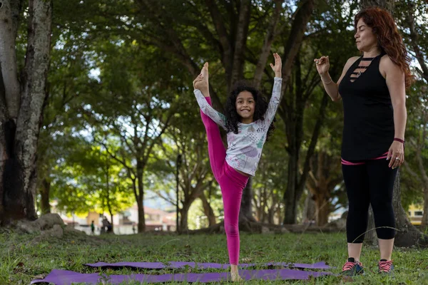 Latinamerikansk Mamma Och Dotter Kul Parken Gör Balanseringsövningar Tillsammans — Stockfoto