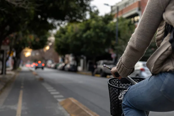 Şehrinin bisiklet yolunda Latin Amerikalı bir kadının yan görüntüsü