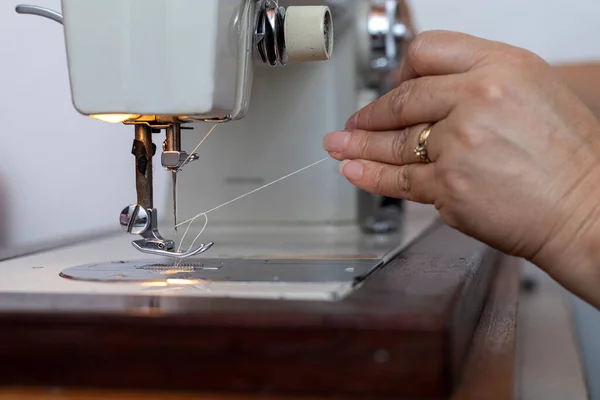 Latin American Seamstress Inserts Thread Sewing Machine Needle — Stock Photo, Image