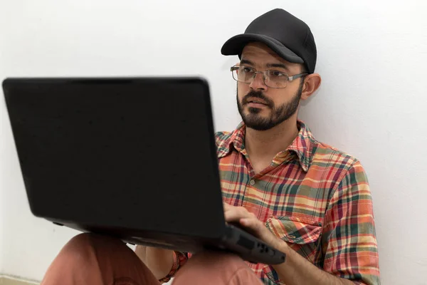 Lateinamerikanischer Mann Mit Laptop Ist Programmierer Und Spezialisiert Auf Webentwicklung — Stockfoto