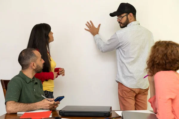 Latin Amerikalı arkadaşlar yaratıcı ve olumlu bir ortamda birlikte çalışıyorlar..