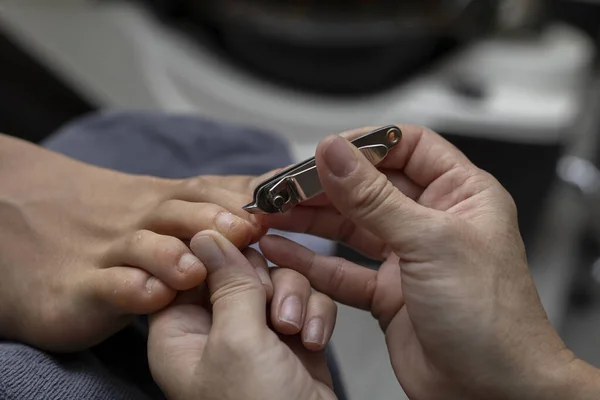 Pedicure Salon Employee Uses Pair Pliers Cut Toenails — Foto de Stock