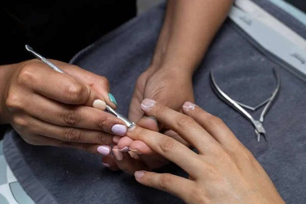 Latin American Woman Receives Manicure Treatment Beauty Salon — Foto de Stock