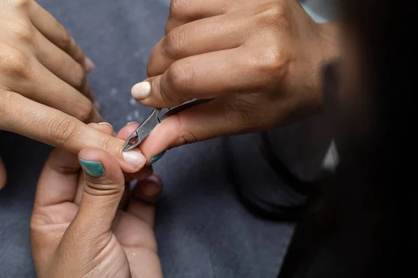 Nail Salon Employee Uses Pair Pliers Remove Finger Cuticles — Foto de Stock
