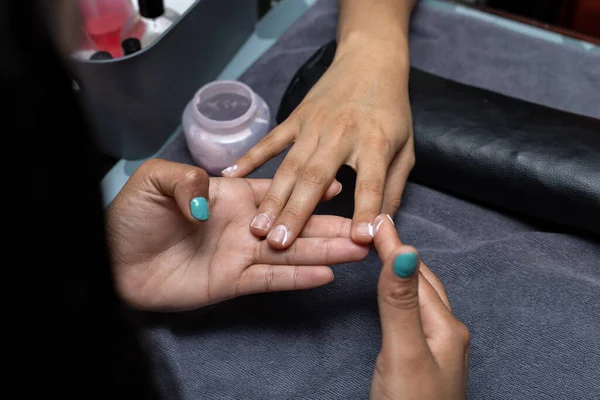 Latin American Woman Receives Manicure Treatment Beauty Salon — Foto de Stock