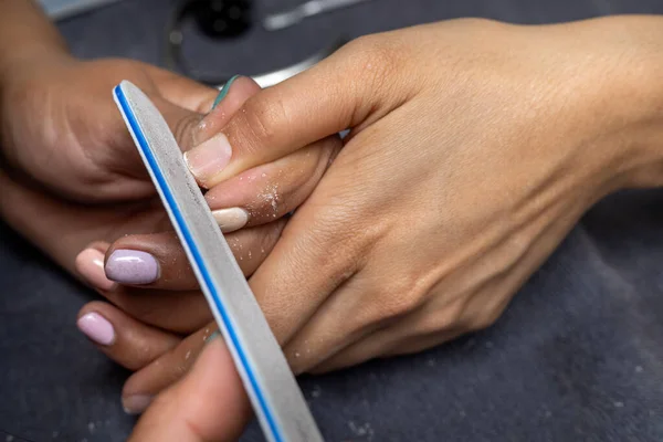 Latin American Woman Receives Manicure Treatment Beauty Salon — Stockfoto