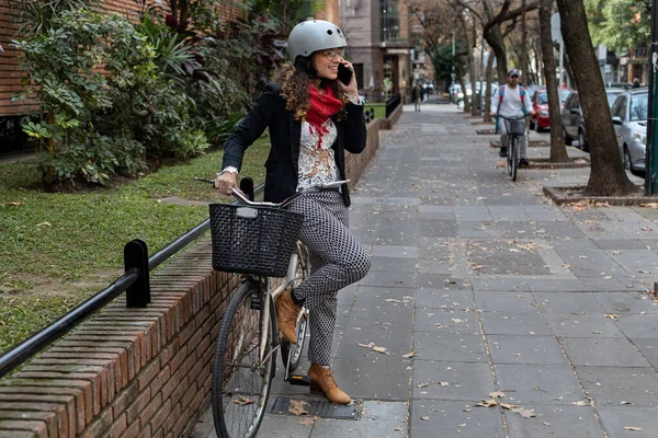 Young Latin American Businesswoman Standing Next Her Vintage Bicycle Talking — Zdjęcie stockowe