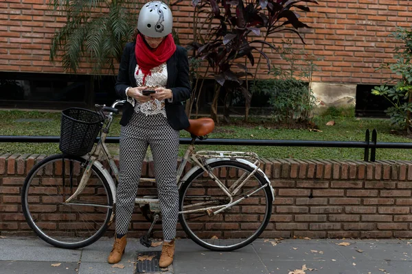 Молода Латиноамериканська Бізнесменка Яка Стоїть Біля Свого Старовинного Велосипеда Пише — стокове фото