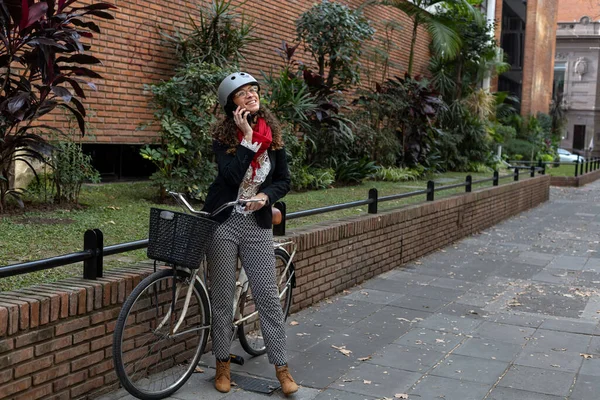 Young Latin American Businesswoman Standing Next Her Vintage Bicycle Talking — Zdjęcie stockowe