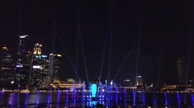 Marina Bay, Singapur 'daki alışveriş merkezinin önünde suyun üzerinde sergilenen yepyeni bir açık hava ışığı ve su fuarı.