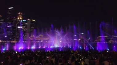 Marina Bay, Singapur 'daki alışveriş merkezinin önünde suyun üzerinde sergilenen yepyeni bir açık hava ışığı ve su fuarı.