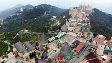 Yüksek kaliteli telif hakkı olmayan stok görüntüleri, Bana Hills 'in tepesindeki kalelerin havadan manzarası, Da Nang, Vietnam' ın ünlü turizm beldesi. Altın köprünün yanında.