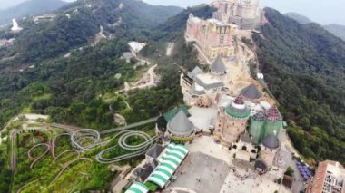 Yüksek kaliteli telif hakkı olmayan stok görüntüleri, Bana Hills 'in tepesindeki kalelerin havadan manzarası, Da Nang, Vietnam' ın ünlü turizm beldesi. Altın köprünün yanında.