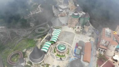 Yüksek kaliteli telif hakkı olmayan stok görüntüleri, Bana Hills 'in tepesindeki kalelerin havadan manzarası, Da Nang, Vietnam' ın ünlü turizm beldesi. Altın köprünün yanında.