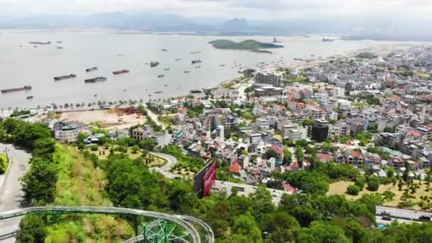 高质量的免版税股票镜头 阳光世界Halong公园的空中景观 与Koi桥在Halong市 — 图库视频影像