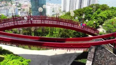 Yüksek kalitede telif hakkı olmayan hisse senedi görüntüleri, Halong City, Vietnam 'daki Koi köprüsü ile Sun World Halong Parkı' nın havadan görüntüsü..