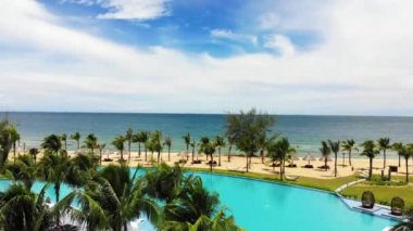 Phu Quoc, Vietnam 'daki tatil köyünde havuz manzarası. Sahildeki tatil beldelerinin olduğu en iyi video konseptinden romantik plaj.