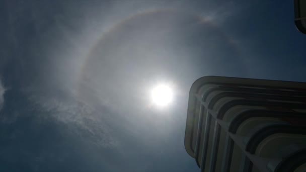 Ένα Καταπληκτικό Ατμοσφαιρικό Οπτικό Φαινόμενο Ένα Ηλιακό Φωτοστέφανο Πάνω Από — Αρχείο Βίντεο