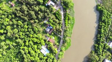 Vietnam köyündeki küçük kasaba ve nehrin havadan görünüşü.
