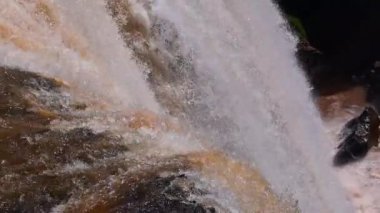 Yavaş çekim ve şelale görüntülerini kapatın. Fil şelalesi Dalat Şehri, Vietnam 'a hareket ediyor.
