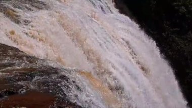 Yavaş çekim ve şelale görüntülerini kapatın. Fil şelalesi Dalat Şehri, Vietnam 'a hareket ediyor.