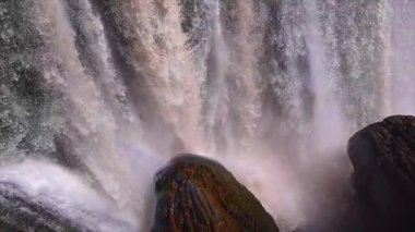 Yavaş çekim ve şelale görüntülerini kapatın. Fil şelalesi Dalat Şehri, Vietnam 'a hareket ediyor.