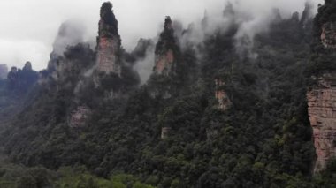 Zhangjiajie Wulingyuan Ulusal Orman Parkı kambur porselenlerinde yağmurlu bir günde on mil doğal bir galeride insansız hava aracı uçurmak çok güzel bir manzara. Zhangjiajie Wulingyuan Ulusal Orman Parkı Hunan Çini