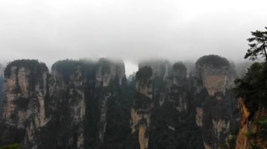 Zhangjiajie Wulingyuan Ulusal Orman Parkı kambur porselenlerinde yağmurlu bir günde on mil doğal bir galeride insansız hava aracı uçurmak çok güzel bir manzara. Zhangjiajie Wulingyuan Ulusal Orman Parkı Hunan Çini