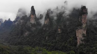 Zhangjiajie Wulingyuan Ulusal Orman Parkı kambur porselenlerinde yağmurlu bir günde on mil doğal bir galeride insansız hava aracı uçurmak çok güzel bir manzara. Zhangjiajie Wulingyuan Ulusal Orman Parkı Hunan Çini