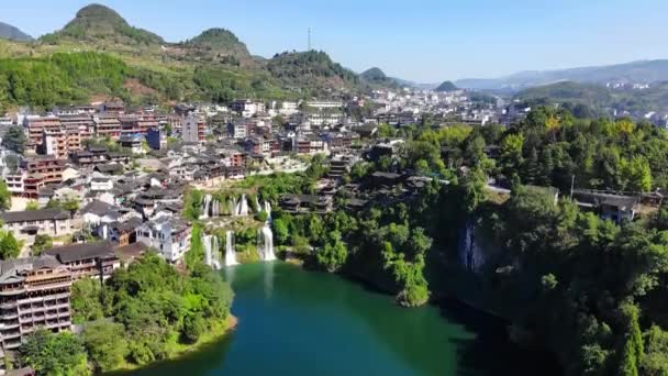 有名な古代の町で美しい古城の滝の空中ビュー 滝とアジアの古い町の素晴らしい空中ビュー フォン Xiangxi湖南省 高品質のロイヤリティフリーストック映像 — ストック動画