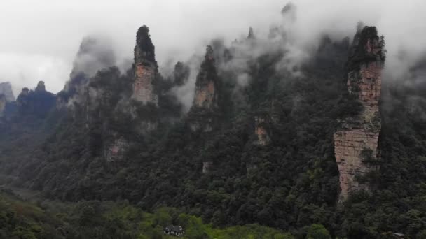 張家界武陵源国立森林公園湖南中国で雨の日に10マイルの自然ギャラリーの無人機を飛んで美しい航空ビュー 張家界市武陵源国立森林公園 Hunan China — ストック動画