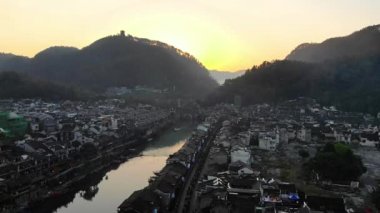 Fenghuang eski şehir havacılık uçuşu antik mimari binalar çatılar ve nehir üzerinde 