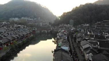 Fenghuang eski şehir havacılık uçuşu antik mimari binalar çatılar ve nehir üzerinde 