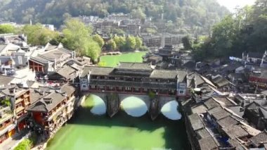 Fenghuang eski şehir havacılık uçuşu antik mimari binalar çatılar ve nehir üzerinde 