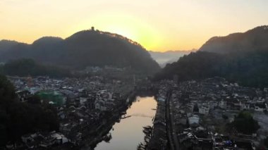 Fenghuang eski şehir havacılık uçuşu antik mimari binalar çatılar ve nehir üzerinde 