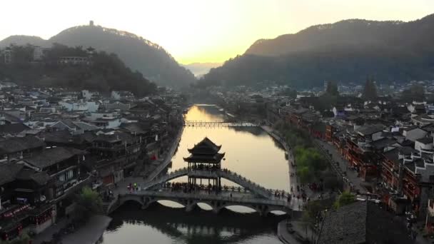 Fenghuang Alte Stadt Luftflug Über Alte Architektonische Gebäude Dächer Und — Stockvideo