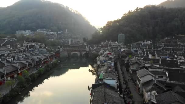 Fenghuang Eski Şehir Havacılık Uçuşu Antik Mimari Binalar Çatılar Nehir — Stok video