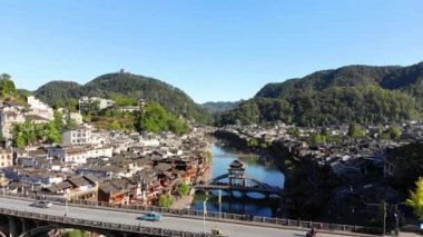 Fenghuang eski bir kasaba olan Fenghuang şehrinin insansız hava aracını uçuran hava manzarası Çin 'in Hunan eyaletinin bir ilçesidir..