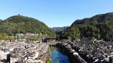 Fenghuang eski bir kasaba olan Fenghuang şehrinin insansız hava aracını uçuran hava manzarası Çin 'in Hunan eyaletinin bir ilçesidir..