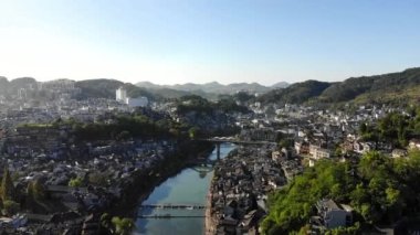 Fenghuang eski bir kasaba olan Fenghuang şehrinin insansız hava aracını uçuran hava manzarası Çin 'in Hunan eyaletinin bir ilçesidir..