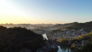 Fenghuang eski bir kasaba olan Fenghuang şehrinin insansız hava aracını uçuran hava manzarası Çin 'in Hunan eyaletinin bir ilçesidir..
