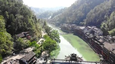 Fenghuang eski bir kasaba olan Fenghuang şehrinin insansız hava aracını uçuran hava manzarası Çin 'in Hunan eyaletinin bir ilçesidir..
