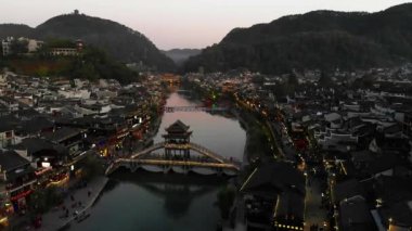 Fenghuang eski bir kasaba olan Fenghuang şehrinin insansız hava aracını uçuran hava manzarası Çin 'in Hunan eyaletinin bir ilçesidir..