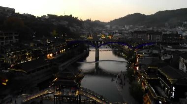 Fenghuang eski bir kasaba olan Fenghuang şehrinin insansız hava aracını uçuran hava manzarası Çin 'in Hunan eyaletinin bir ilçesidir..