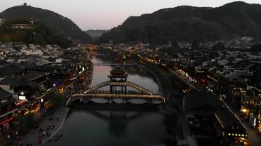 Fenghuang eski bir kasaba olan Fenghuang şehrinin insansız hava aracını uçuran hava manzarası Çin 'in Hunan eyaletinin bir ilçesidir..