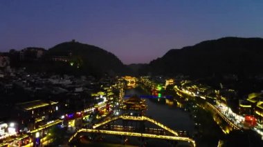 Fenghuang eski bir kasaba olan Fenghuang şehrinin insansız hava aracını uçuran hava manzarası Çin 'in Hunan eyaletinin bir ilçesidir..