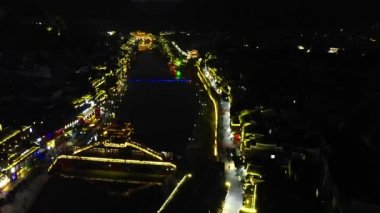 Fenghuang eski bir kasaba olan Fenghuang şehrinin insansız hava aracını uçuran hava manzarası Çin 'in Hunan eyaletinin bir ilçesidir..
