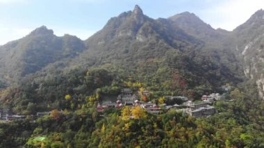 Wudang Dağı 'nda Zixiao Sarayı' nın insansız hava aracı uçururken Shiyan Şehri, Hubei Eyaleti, Çin 'de Manzara ve Antik Mimari Kompleksi var..