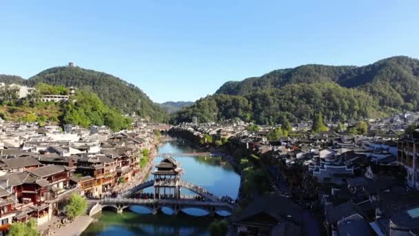 Fenghuang Flytur Gamle Arkitekturtak Elven – stockvideo